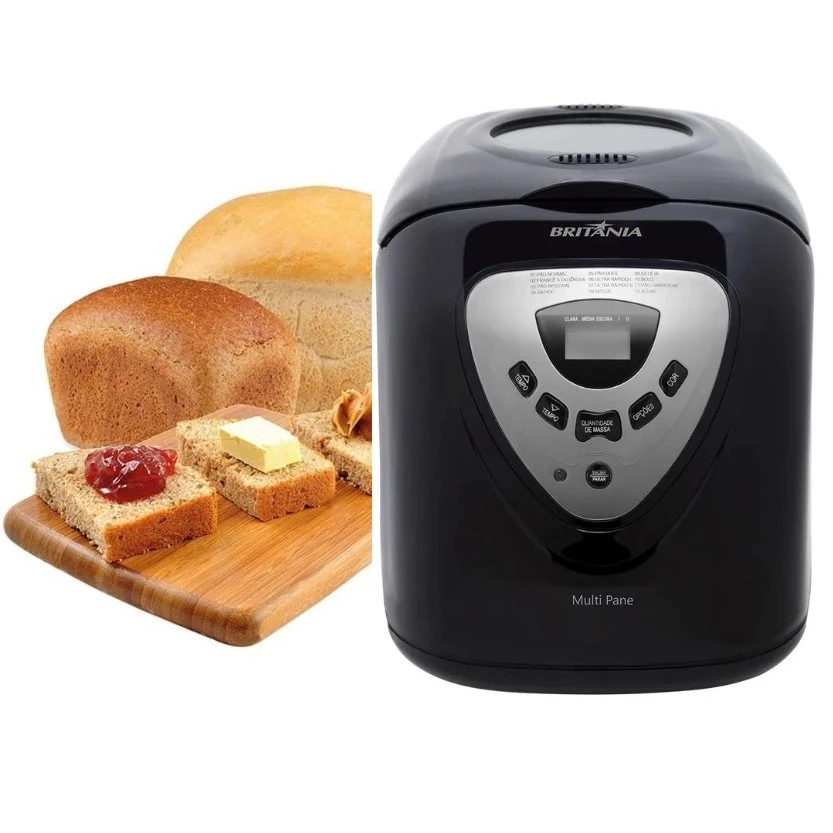 Panificadora Britânia prateada sobre uma bancada de cozinha, com pães caseiros dourados e variados (integral e branco) ao lado, prontos para serem consumidos.