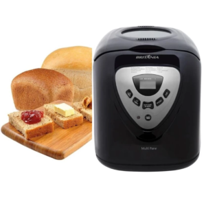 Panificadora Britânia prateada sobre uma bancada de cozinha, com pães caseiros dourados e variados (integral e branco) ao lado, prontos para serem consumidos.