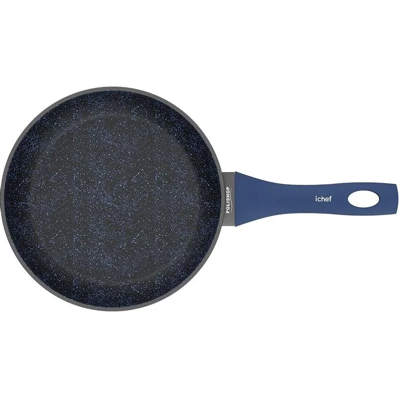 Frigideira de Cerâmica Polishop colorida (vermelha ou azul), pequena, com ovo frito perfeitamente deslizando na superfície, simbolizando seu revestimento antiaderente sem óleo.