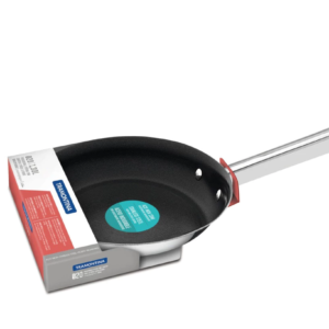 Frigideira Tramontina Ventura de 20cm em aço inox com revestimento interno antiaderente preto. O produto possui cabo longo em inox e está apresentado com sua embalagem original de papelão cinza e vermelha. Fundo branco.