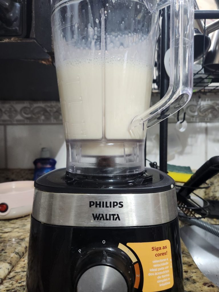 Massa de pudim pronta no liquidificador com todos os ingredientes misturados: ovos, leite condensado e leite integral
